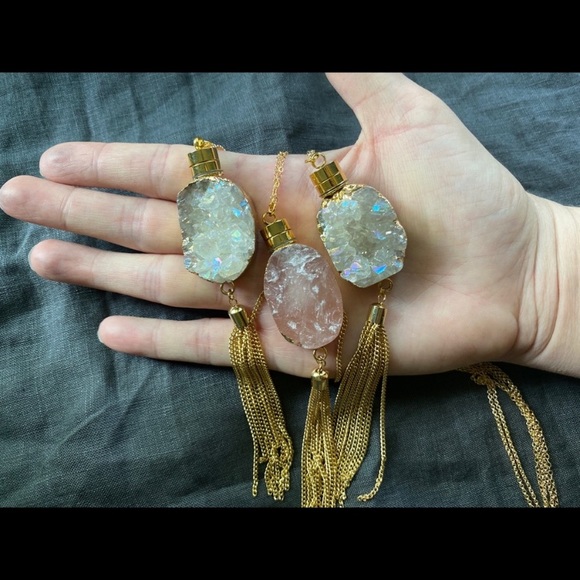 🌺AURORA QUARTZ CRYSTAL STONE BOTTLE PENDANT - Picture 5 of 5